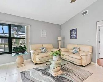 Island Escape - Waterfront pool home! Walk to the beach! - Marco Island - Living room