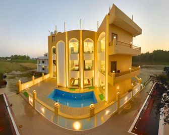 Asapin Vanymahal - Rāmnagar - Parveke