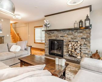 Muskoka Lakeshore Cottage Bliss - Gravenhurst - Living room