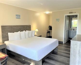 Coastal Inn and Suites - Long Beach - Bedroom