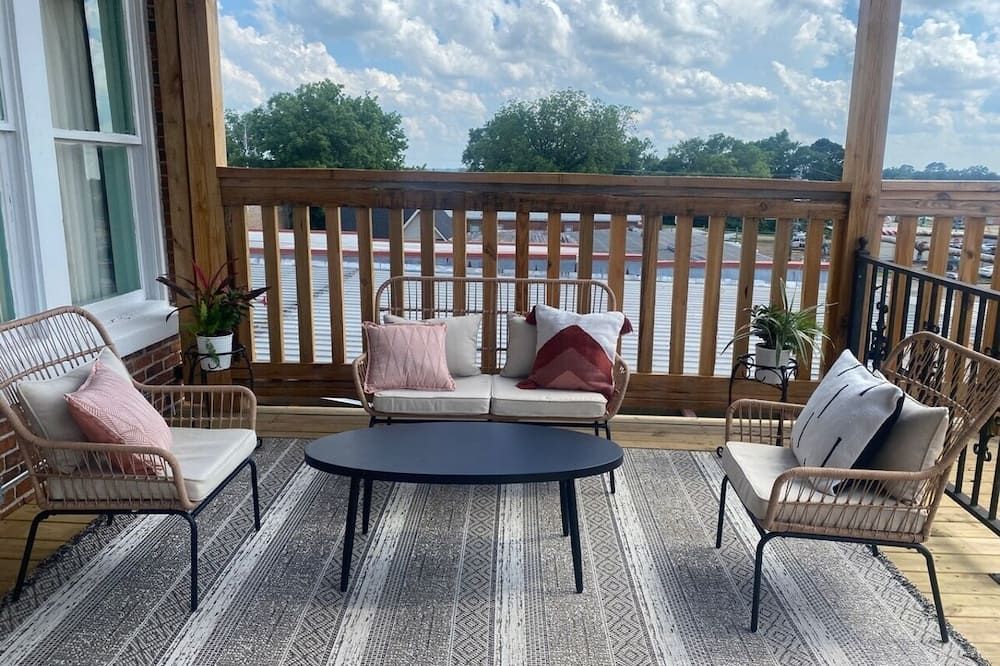 Room 6 (sleeps 2) at Chipley's Squareview Inn