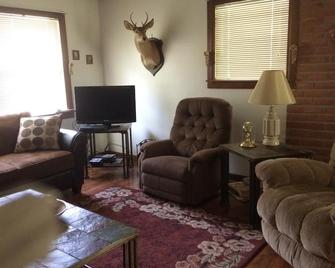 Great Creek Location For Fishermen, Travelers, Hunters, And Families! - Donalsonville - Sala de estar