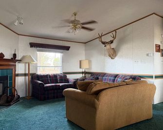 Maria Lake Ranch Retreat #8, located near the shores of Maria Lake. - Walsenburg - Living room