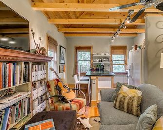 Downtown Carriage House Studio : Dream under Vaulted Ceilings - Oklahoma City - Living room