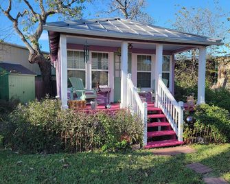 Vintage Cottage - Rockport - Building