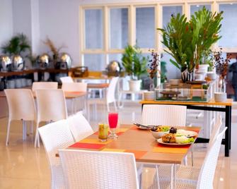 Votel Hotel Charis Tuban - Tuban - Restaurante