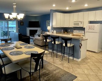 Perfectly Located, Relaxing, Poolside 3 Bedroom Condo At Westside Bay! - Sunrise Beach - Comedor