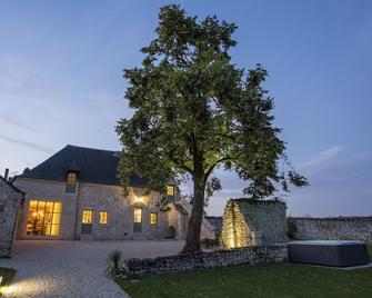 Le Clos Lumiere - Four Bedroom Villa, Sleeps 8 - Restigné - Edificio