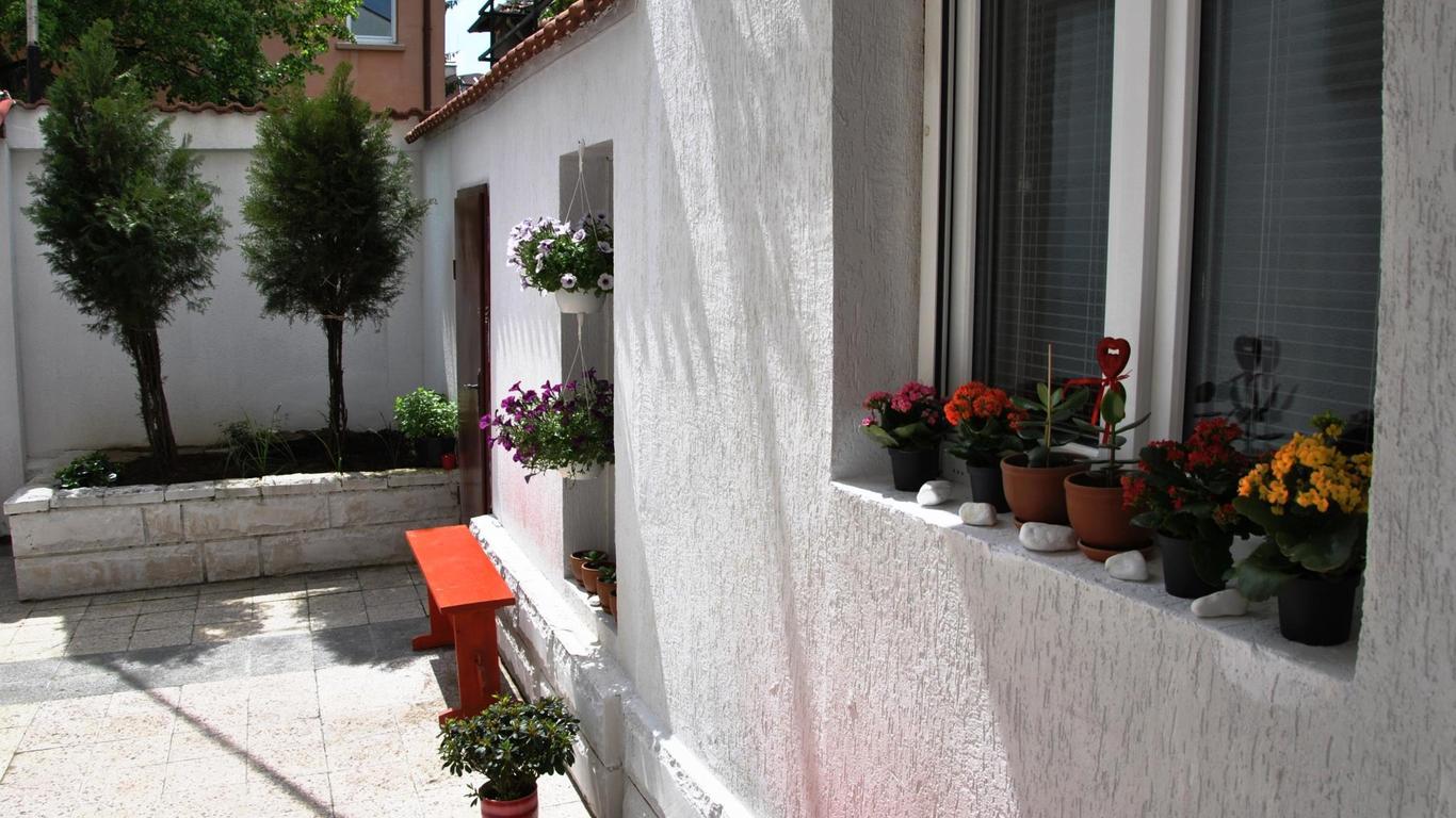 10 Coins Hostel & tours