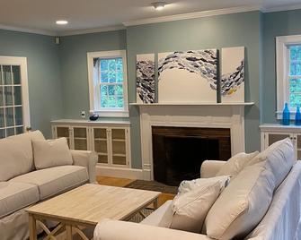 Stunning 4 bedroom with access to private beach - Dartmouth - Living room