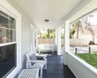 The Coach House - Lorain - Patio
