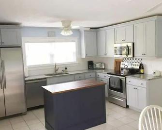 Fully Renovated Home on a Working Farmstead - Powell - Kuchyň