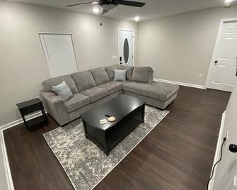 JackPotz BNB- Cozy Modern Bungalow, 5 min. to Two Kings and More! - Kings Mountain - Living room