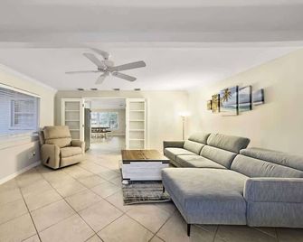Home w pool By Dream Vacation unit DFS - Deerfield Beach - Living room