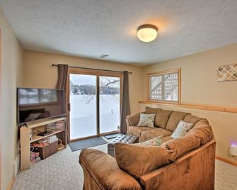 Waterfront Lake Cottage: Dock, Kayak, Sunroom - Fife Lake - Sala de estar