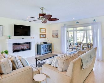Edgewater Vacation Home w/ Game Room & Pool Access - Edgewater - Living room