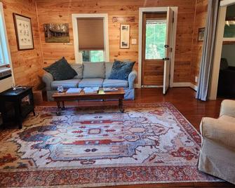 Whispering Waters Cabin on The Creek - Fairview - Living room