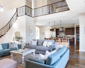 Palazzo Del Sol By AvantStay Breathtaking Home w Mountain Views Hot Tub - Temecula - Sala de estar