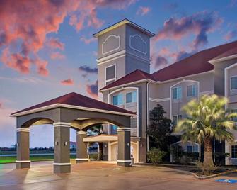 La Quinta Inn & Suites by Wyndham Fairfield TX - Fairfield - Gebouw