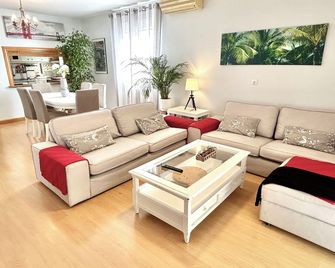 Villa with private pool, large garden and leisure activities, 20 min from Madrid - Navalcarnero - Wohnzimmer