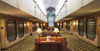 La Quinta Inn & Suites by Wyndham Appleton College Avenue - Appleton - Resepsjon