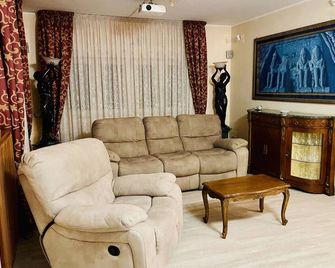 Beautiful luxurious house complete with every comfort, in the central area - Chieti - Wohnzimmer