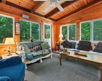 Unusual Latitude Limit 7 Cottage - Raymond - Living room
