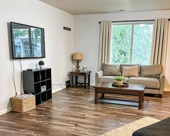 Grace Home near Battle Ground Village - Battle Ground - Living room