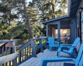 Chatham Cottage on the Big Pond One Mile to Ocean Beaches - Chatham - Balcony