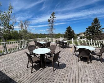 Shining Waters Cottages - Cavendish - Balcony