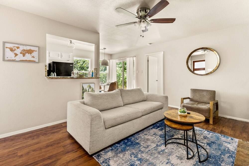 Serene SoCo Escape, Walk to Cafes and Free Parking - أوستن - غرفة معيشة
