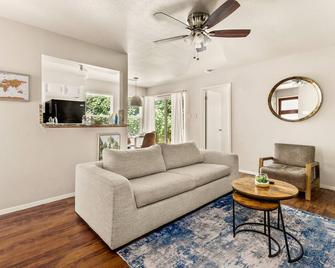 Serene SoCo Escape, Walk to Cafes and Free Parking - Austin - Stue