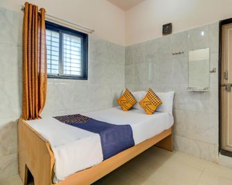 Spot On Sanket Lodge - Pandharpur - Bedroom