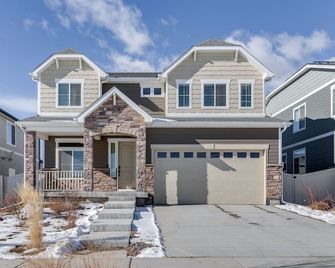 17 Mi to Downtown Denver Modern Aurora Home! - Aurora - Edificio