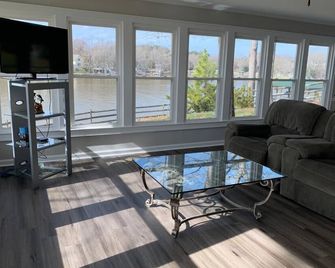 Lakefront Cabin - Newly Renovated! - Charlotte - Living room