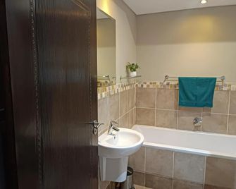 Bains Lodge - Sustainable Electricity - Bloemfontein - Bedroom