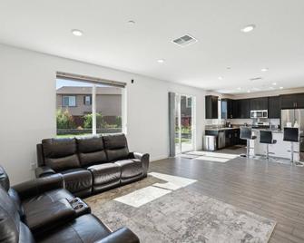 New! Spacious 3br Home With Charming Backyard - Folsom - Living room