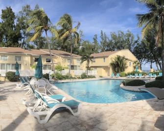 2BR Beachfront Condo - Paradise Island - Direct Beach Access & Steps to Atlantis - Nassau - Piscina