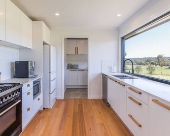 Cobaw Views – a Mount Towrong Vineyard retreat - Newham - Kitchen