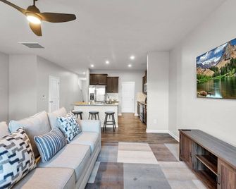 Peaceful 3BR near soccer park - Raleigh - Living room