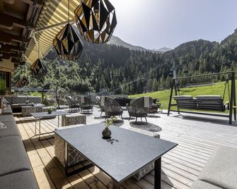 Valara - Alpine Art Hotel - Tux - Patio