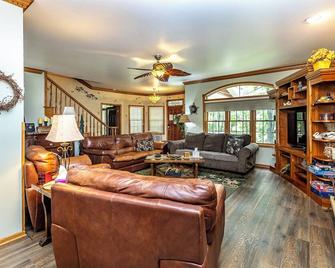 Luxury Private Estate - Black River Falls - Living room