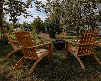 Lakeside Escape W/Hot Tub & King Bed Comfort - Alpena - Terasa