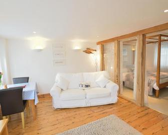 Althea House with parking - Padstow - Вітальня