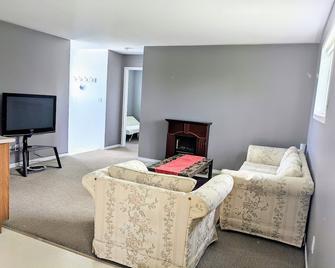 Private 2 bedroom apartment - Kingston - Living room