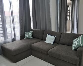 2 bedroom Flat 15 mins walk from Flic en Flac Beach - Flic en Flac - Wohnzimmer