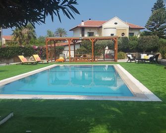 Large Luxury 4 bedroom Villa With Private Swimming Pool In Lapta, North Cyprus. - Lápithos - Zwembad