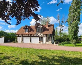 Le Domaine de Baracas - Le Petit Gîte 4 étoiles - SPA - 2 à 4 personnes - Huisseau-sur-Cosson - Edificio