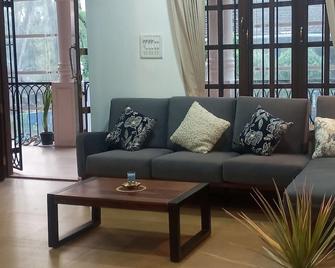 Casa Hibiscus 2bhk with Pvt. Garden & Pet-Friendly! - Arpora - Living room