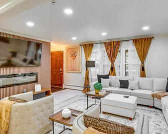 University Villa near Bucknell with Pool - Lewisburg - Wohnzimmer